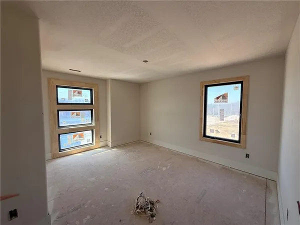 $859,911 | 2517 Northeast Woodland Court, Lee's Summit, MO 64086