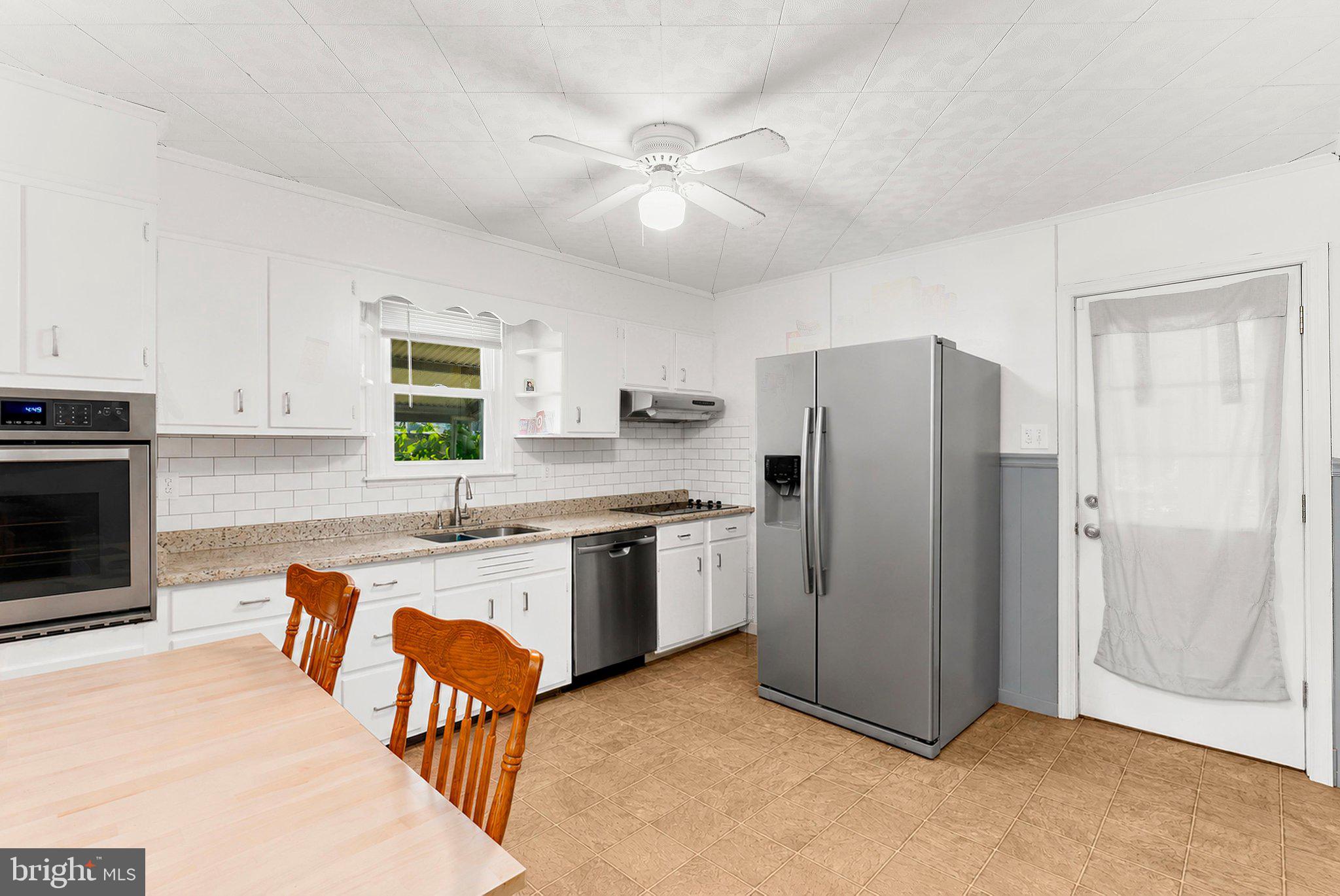 212 Lake Road Pasadena, MD 21122 - Photo 11 of 69