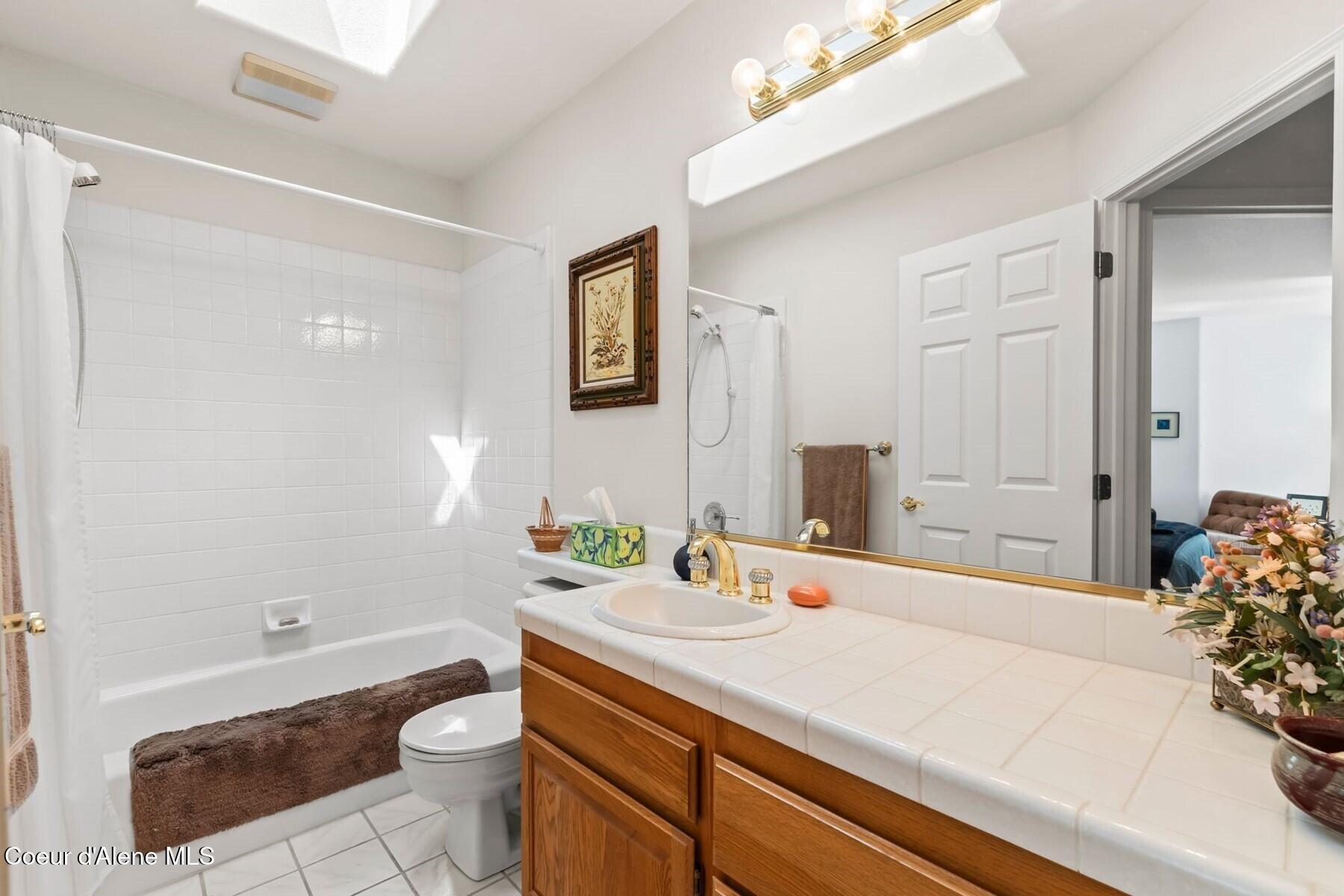 38 South Quail Run Sandpoint, ID 83864 - Photo 27 of 53 Main Bath with tub