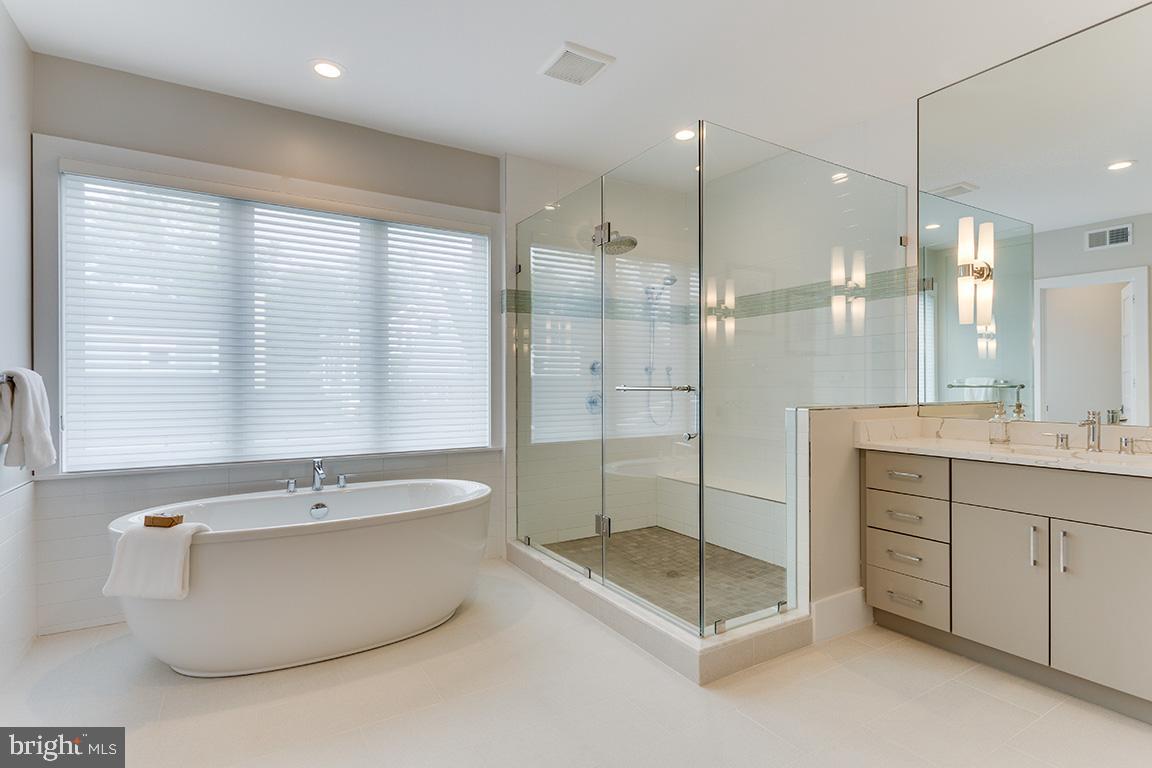 8826 Ridge Road Bethesda, MD 20817 - Photo 27 of 45 Sep Tub and Shower at Master Bathroom