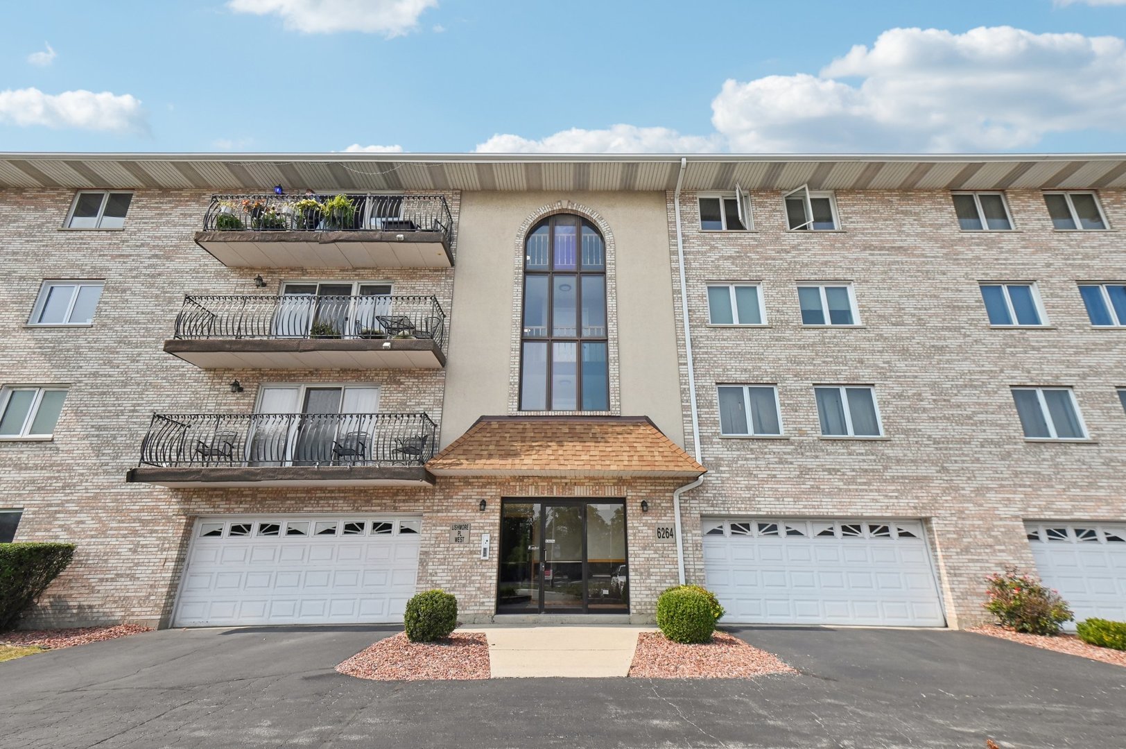 6264 South Gullikson Road, Unit 4B Chicago, IL 60638 - Photo 1 of 22 Gallery Image 1
