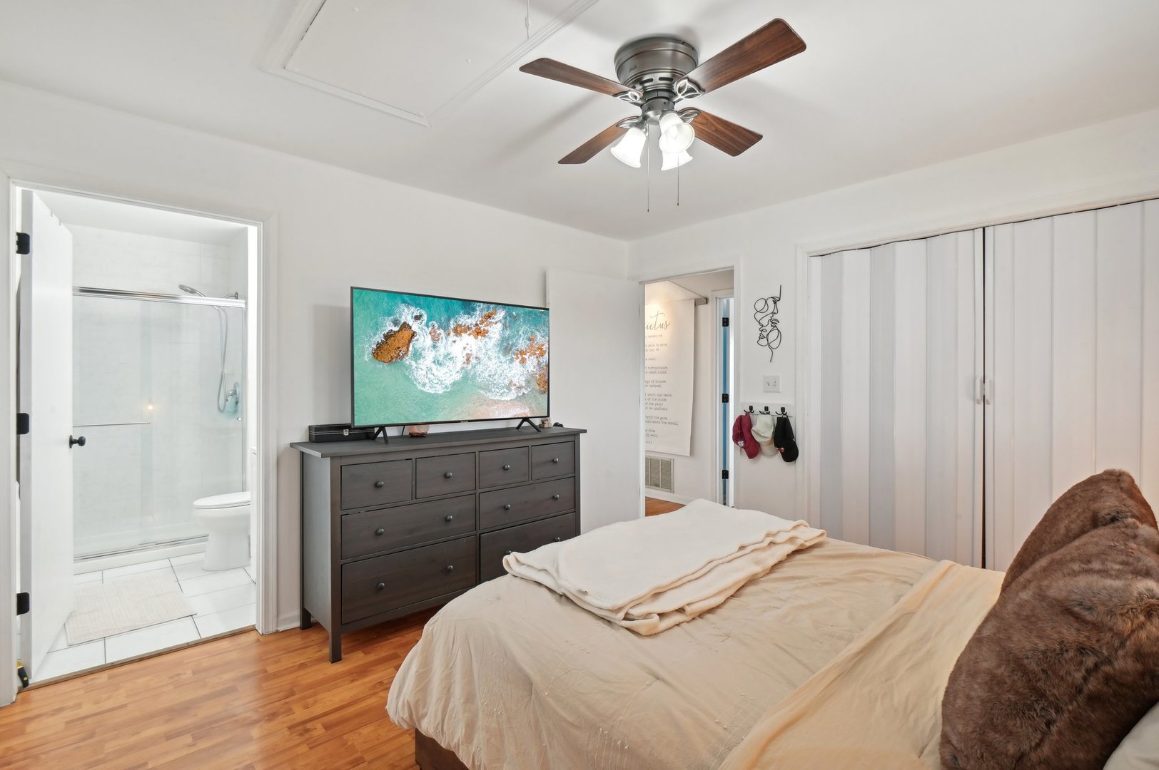 6264 South Gullikson Road, Unit 4B Chicago, IL 60638 - Photo 12 of 22 Gallery Image 12