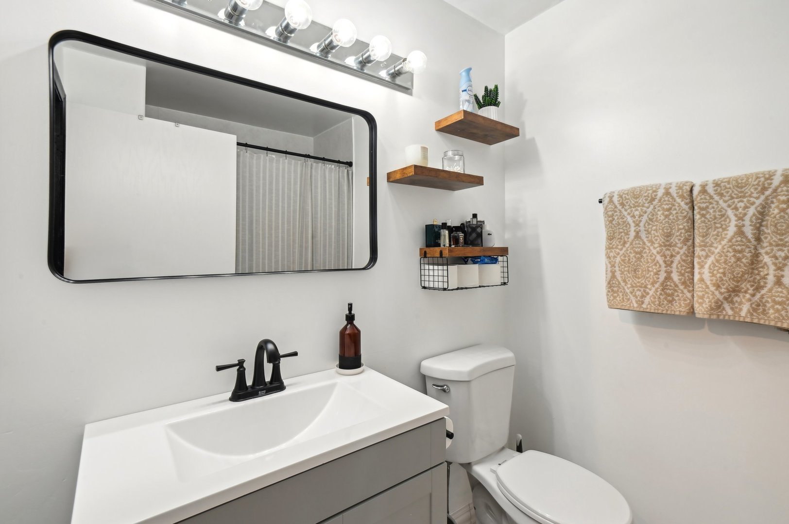 6264 South Gullikson Road, Unit 4B Chicago, IL 60638 - Photo 16 of 22 Gallery Image 16