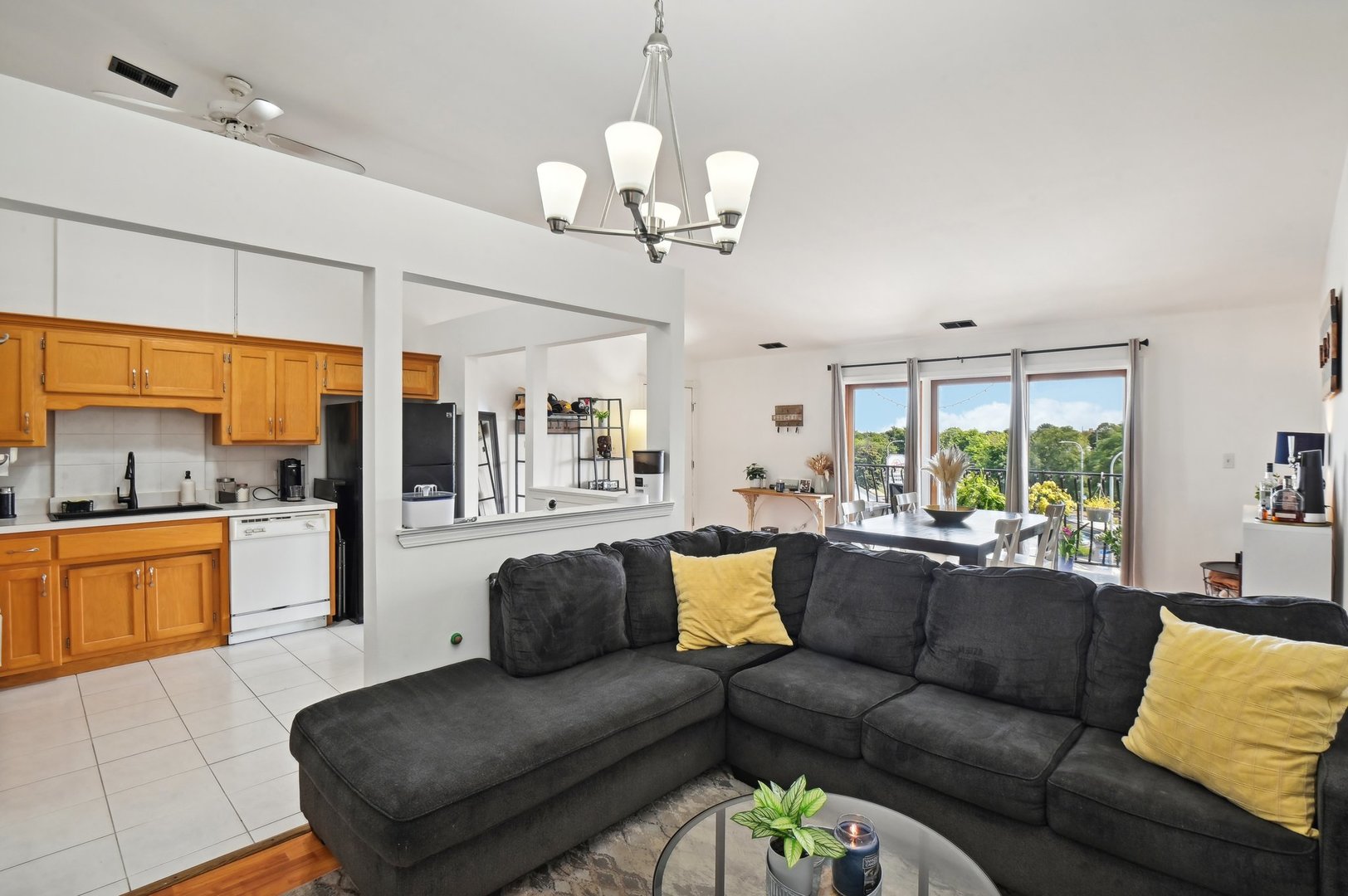 6264 South Gullikson Road, Unit 4B Chicago, IL 60638 - Photo 7 of 22 Gallery Image 7