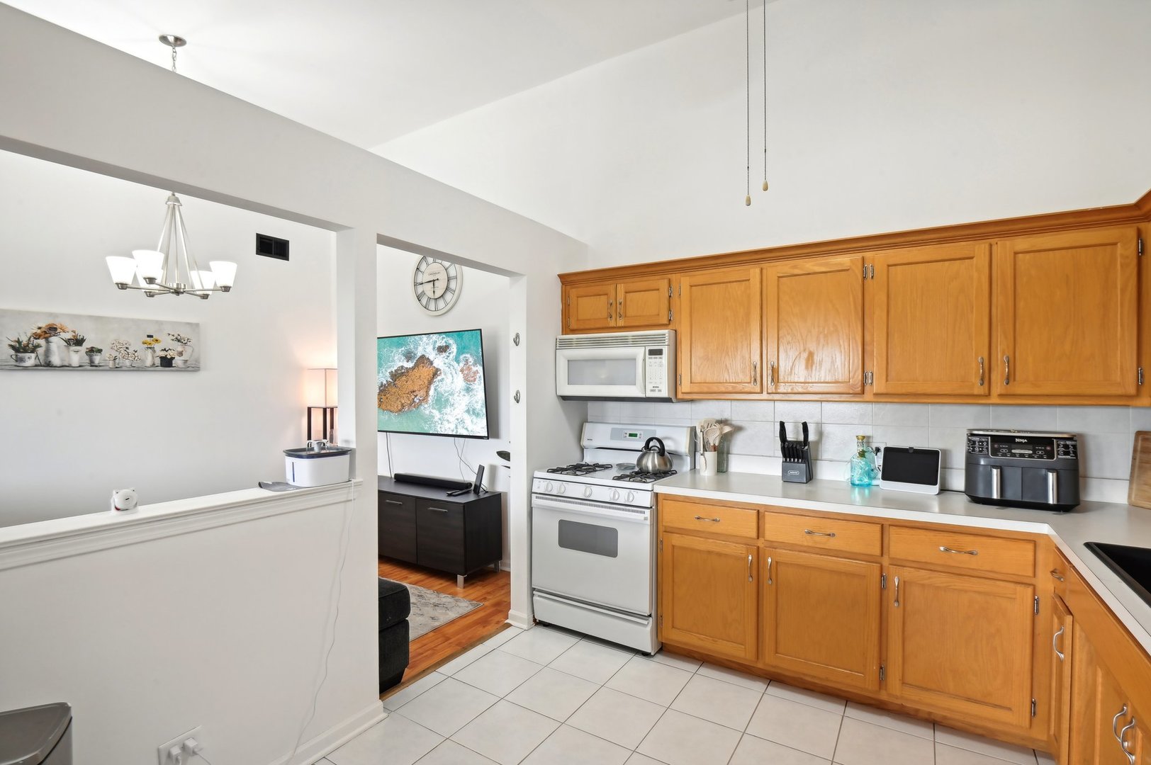 6264 South Gullikson Road, Unit 4B Chicago, IL 60638 - Photo 8 of 22 Gallery Image 8