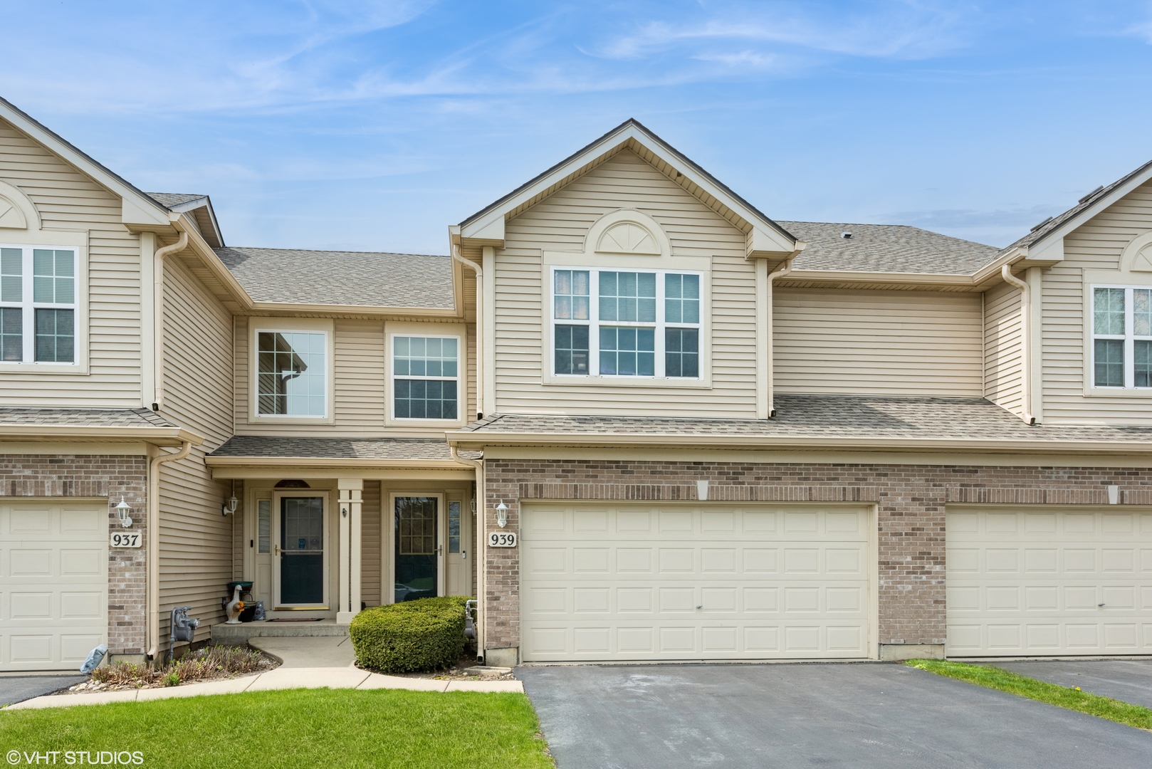 939 Oak Ridge Boulevard Elgin, IL 60120 - Photo 1 of 24 a front view of a house with a yard