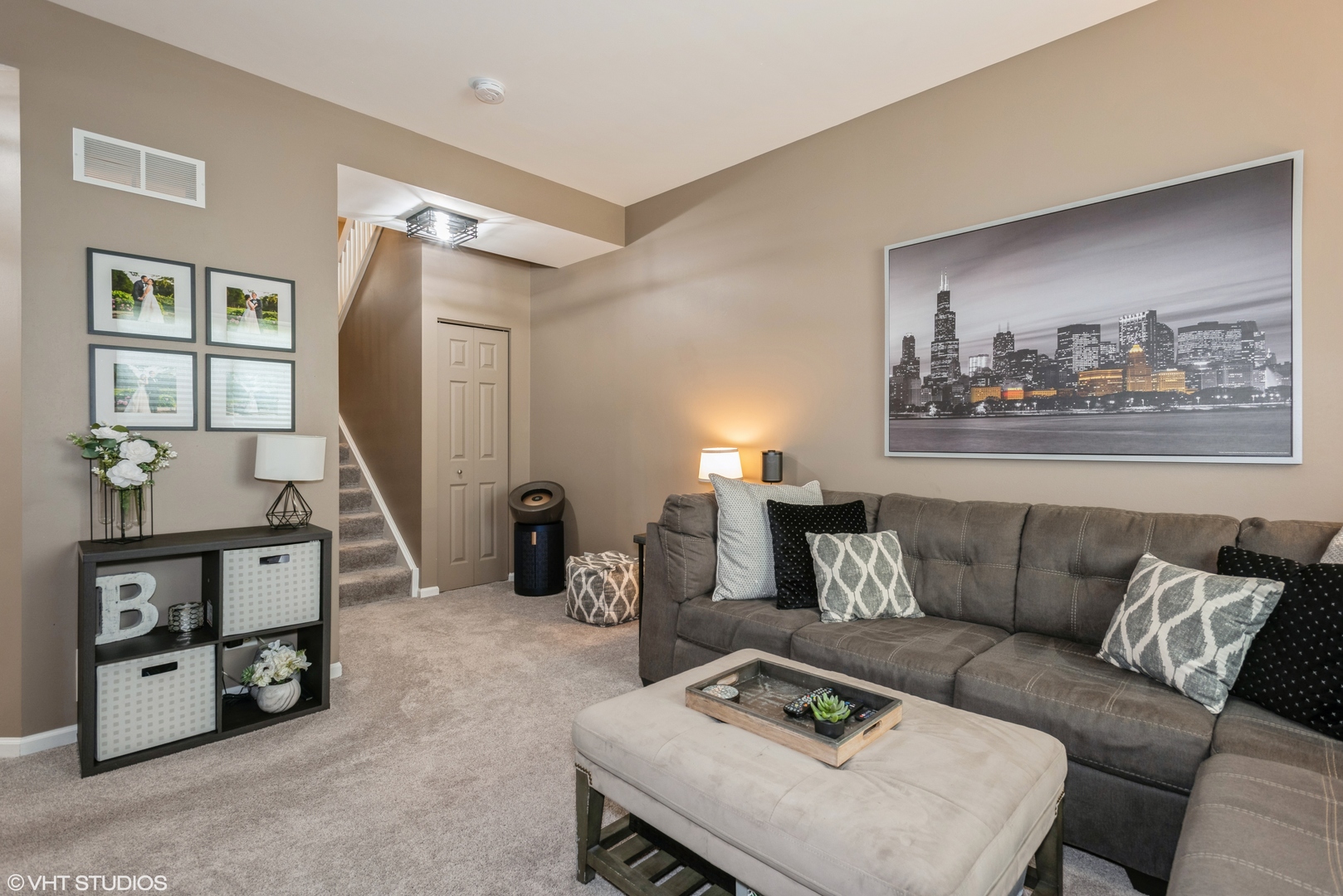 939 Oak Ridge Boulevard Elgin, IL 60120 - Photo 15 of 24 a living room with furniture and a mirror