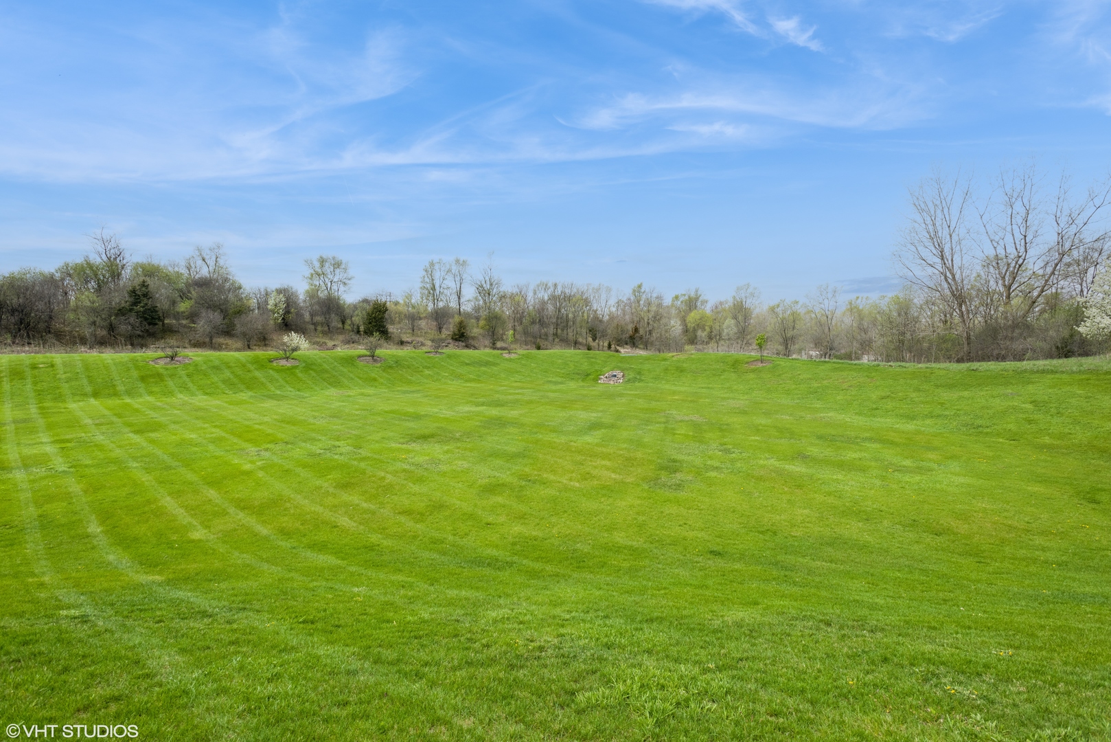 939 Oak Ridge Boulevard Elgin, IL 60120 - Photo 20 of 24 a view of a field with an ocean