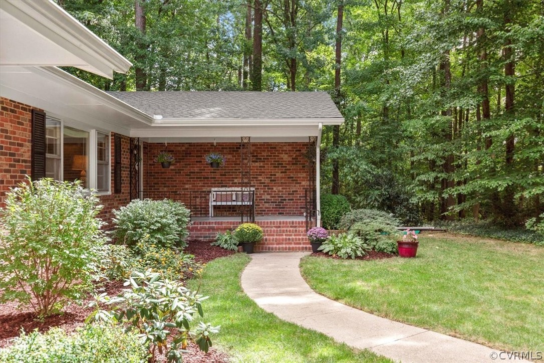 14250 Riverside Drive Ashland, VA 23005 - Photo 4 of 45 fresh mulch & fresh paint