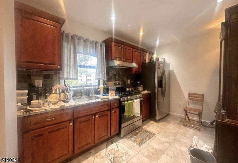 659 New Point Road Elizabeth Port, NJ 07206 - Photo 2 of 2