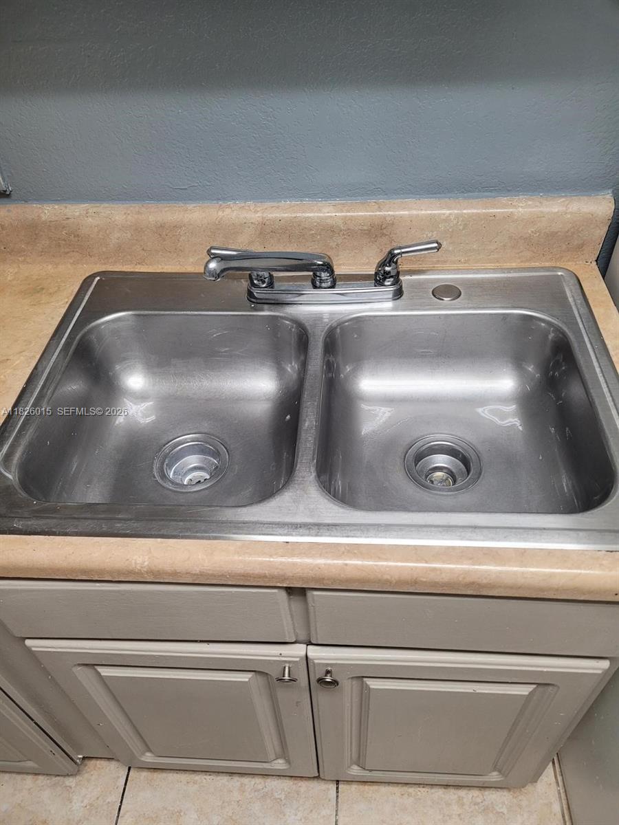 2775-l B L B McLeod Road, Unit B Orlando, FL 32805 - Photo 23 of 28 a close view of stove