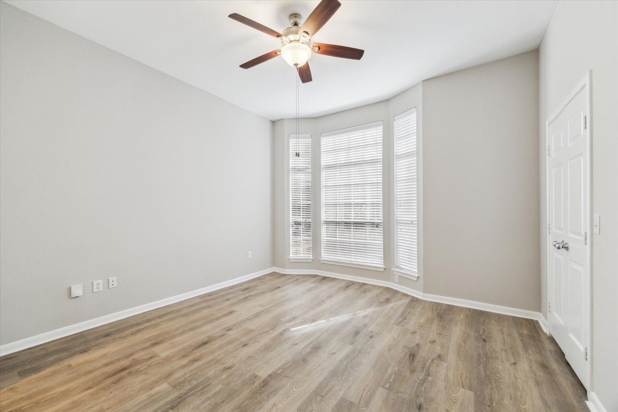 5353 Memorial Drive, Unit 3038 Houston, TX 77007 - Photo 7 of 27 wooden floor in an empty room with a window