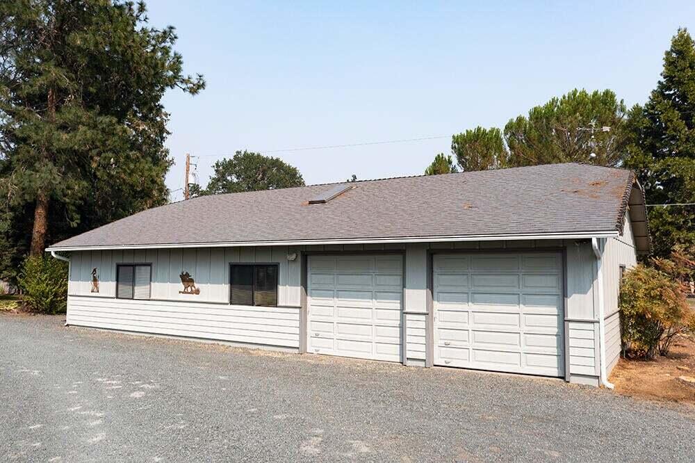 4118 Leonard Road Grants Pass, OR 97527 - Photo 33 of 37 a house view with a outdoor space