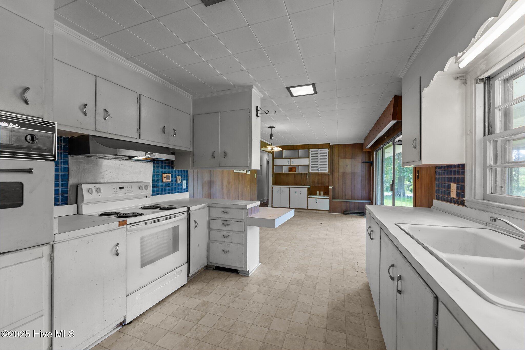 600 Liberty Hill Road Kinston, NC 28501 - Photo 12 of 48 Kitchen