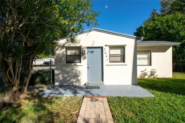 $2,500 | 2547 Roosevelt Street, Hollywood, FL 33020