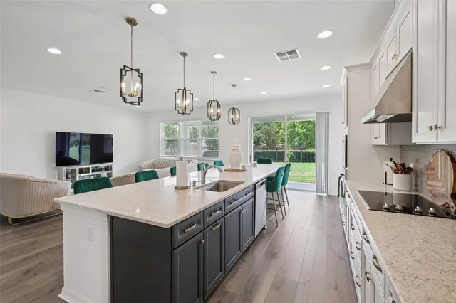 a large kitchen with kitchen island a large island in it