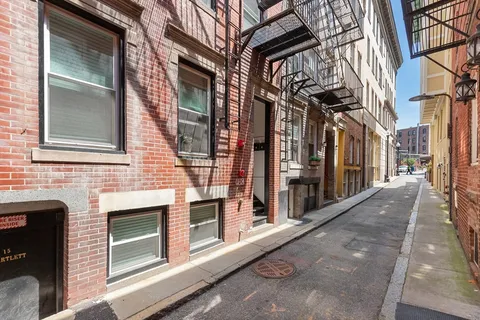 $5,200 | 19 Bartlett Place, Unit 3, Boston, MA 02113