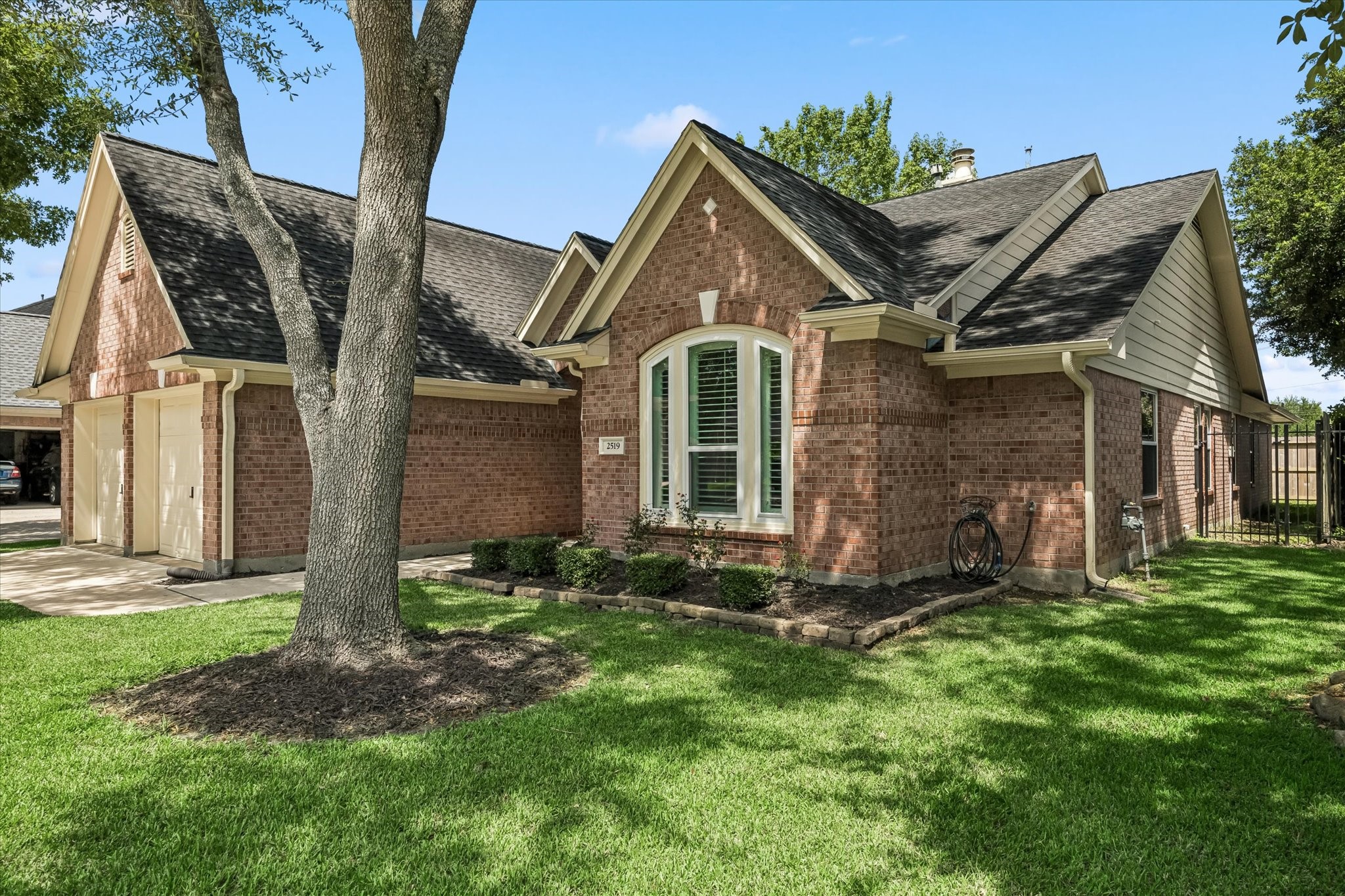 2519 Jasmine Ridge Court Houston, TX 77062 - Photo 2 of 30 Gallery Image 2