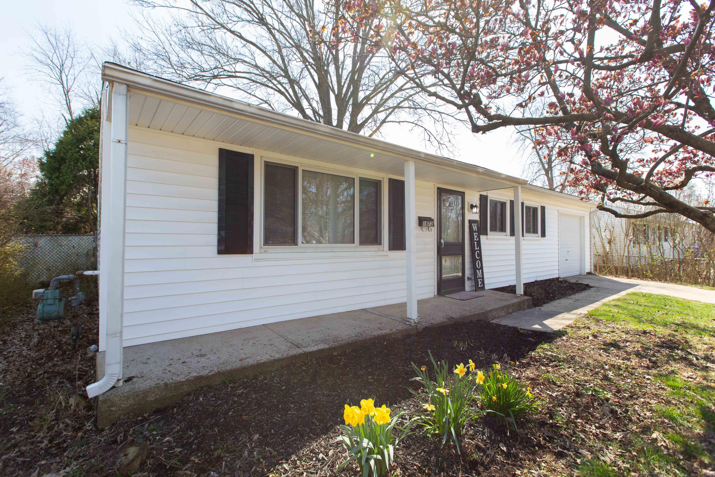 1872 Stetson Road Columbus, OH 43232 - Photo 2 of 30 Front of Home