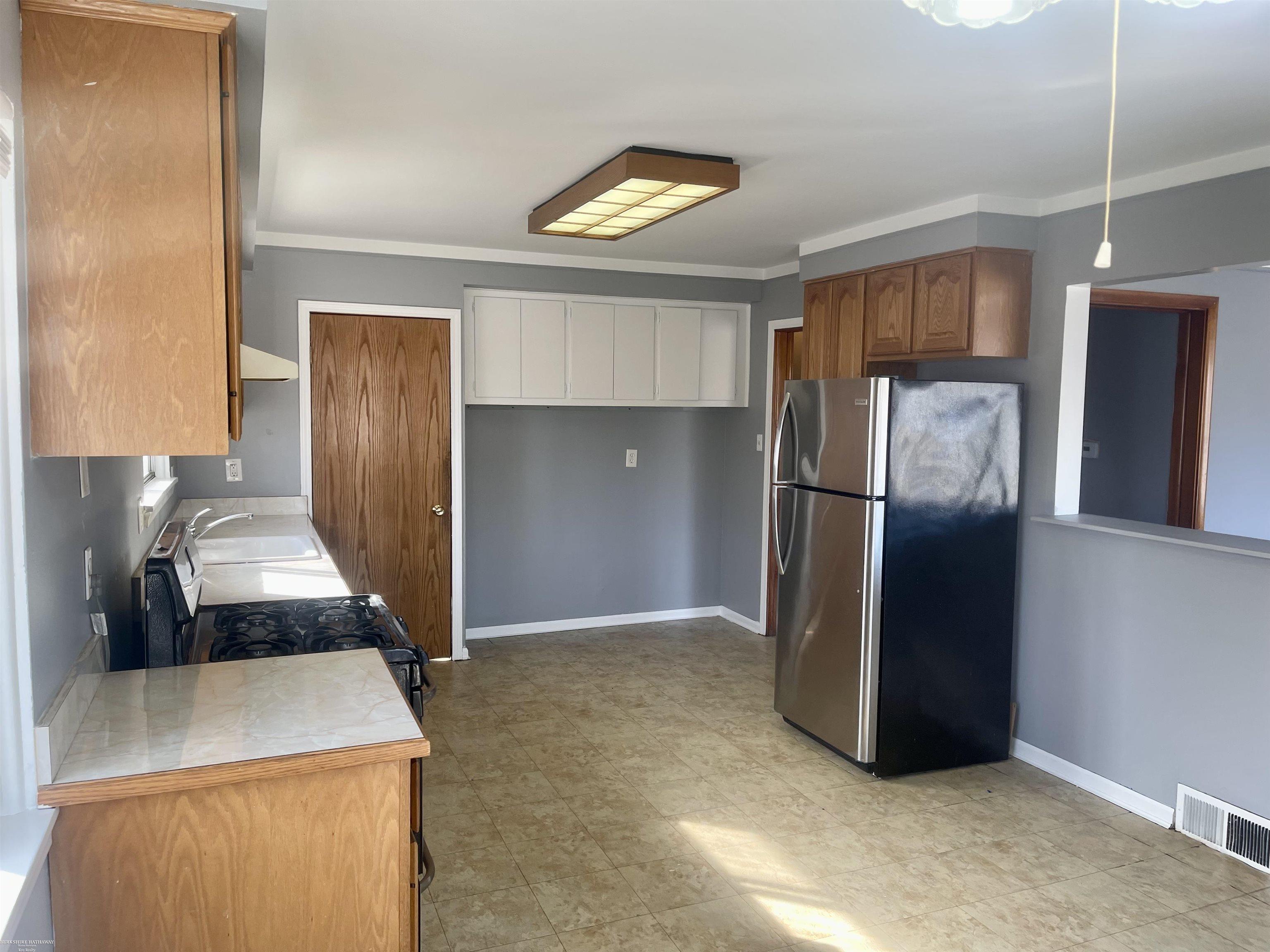 14868 Stephens Road Eastpointe, MI 48021 - Photo 6 of 18 50103018-5.JPG