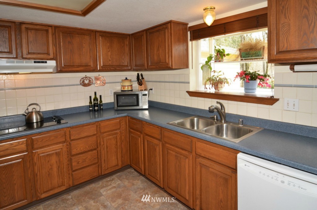 7456 Van Decar Road Southeast Port Orchard, WA 98367 - Photo 9 of 15 Gallery Image 9