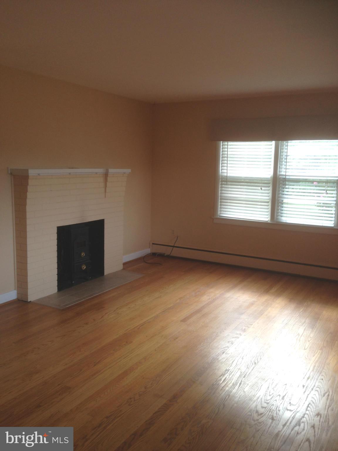 22925 Frederick Road Clarksburg, MD 20871 - Photo 6 of 27 Living Room