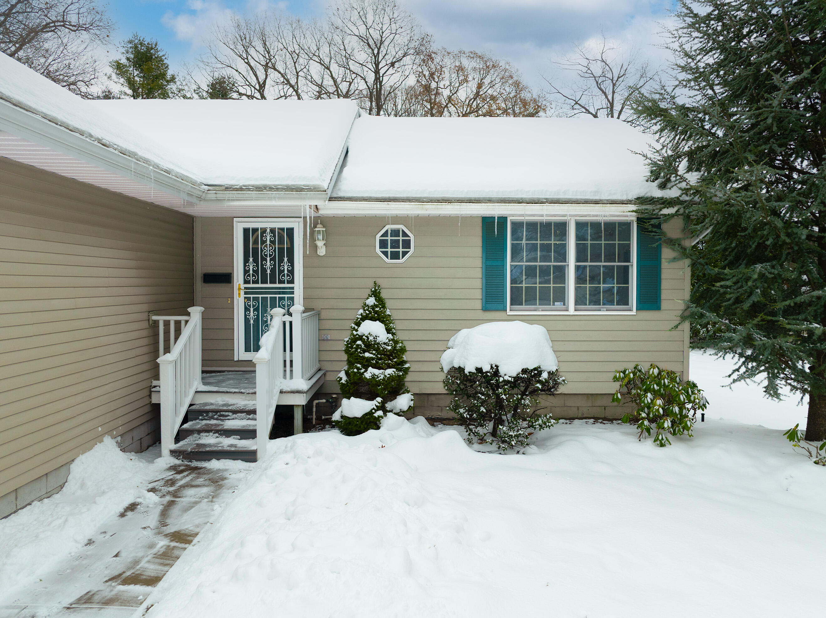 3332 Davis Road Muskegon, MI 49441 - Photo 3 of 38 3. Ext. Front - Center Close