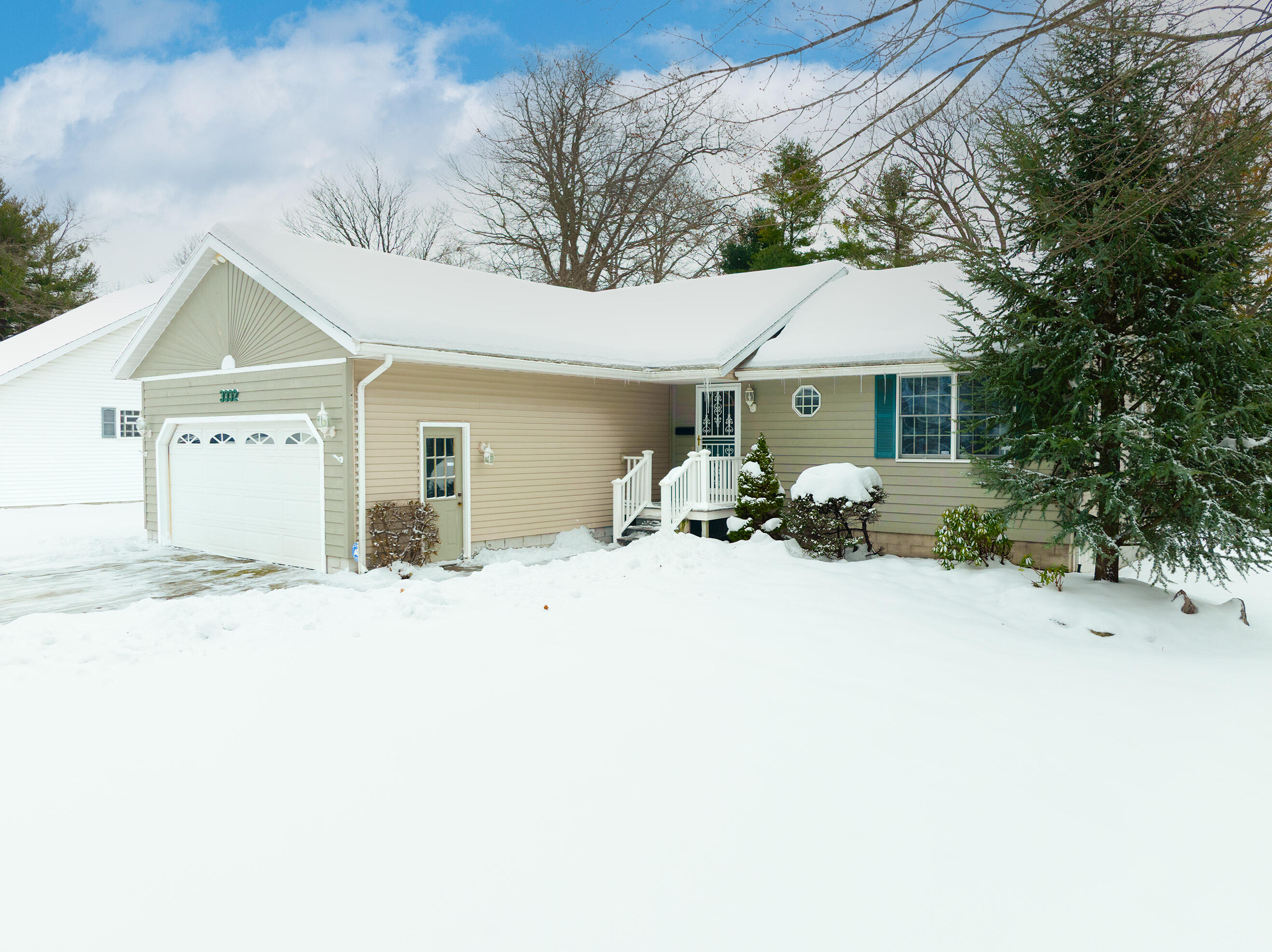 3332 Davis Road Muskegon, MI 49441 - Photo 4 of 38 4. Ext. Front - Right Corner