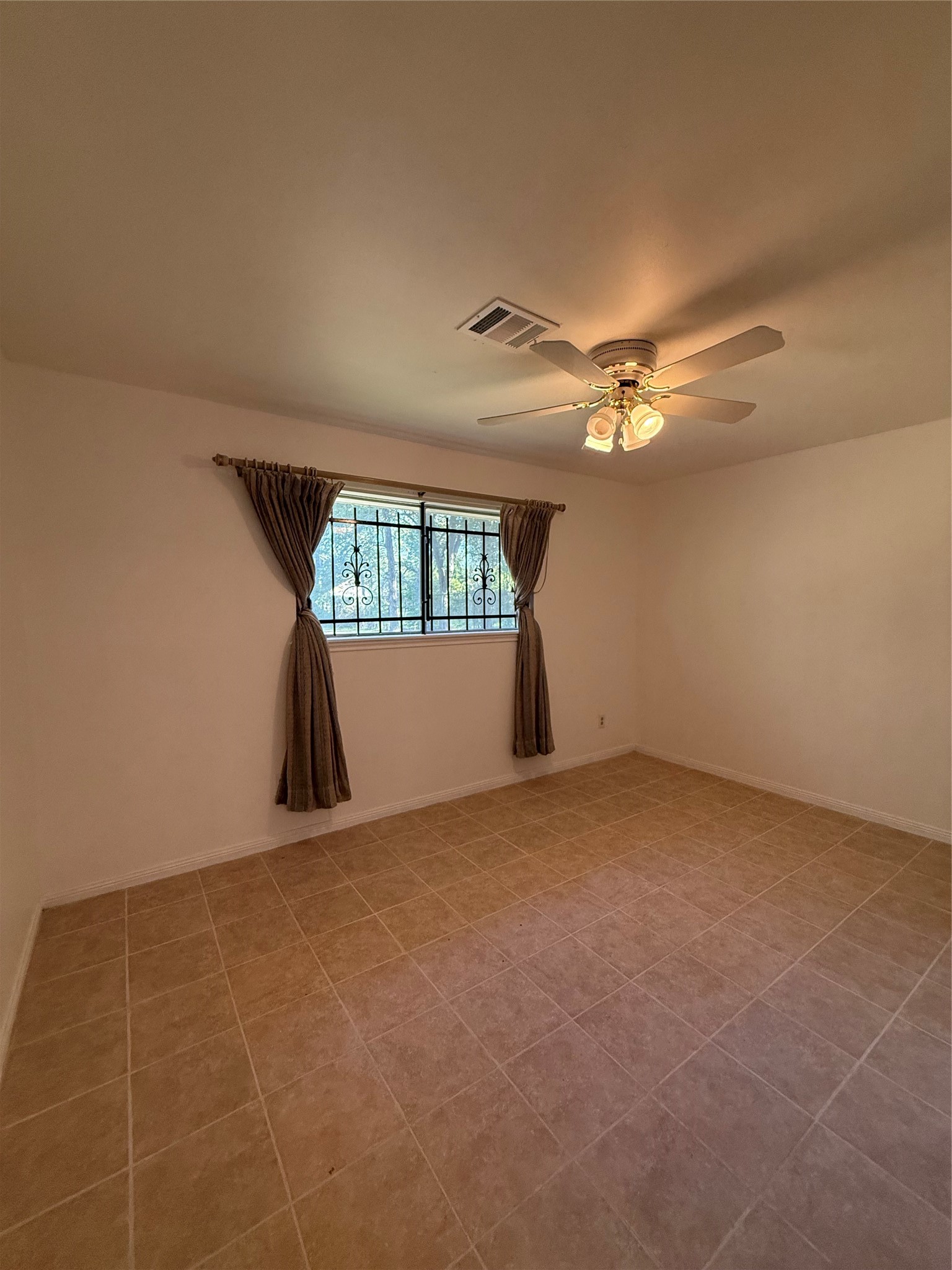 7325 Ley Road Houston, TX 77028 - Photo 21 of 50 a view of empty room with window