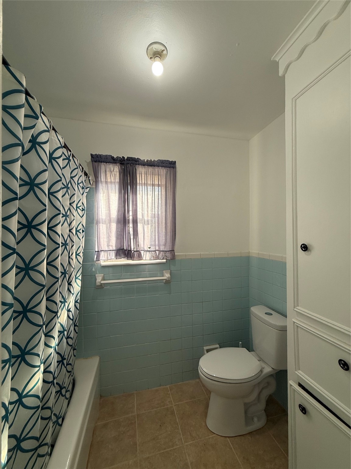 7325 Ley Road Houston, TX 77028 - Photo 22 of 50 a bathroom with a toilet a sink and a shower