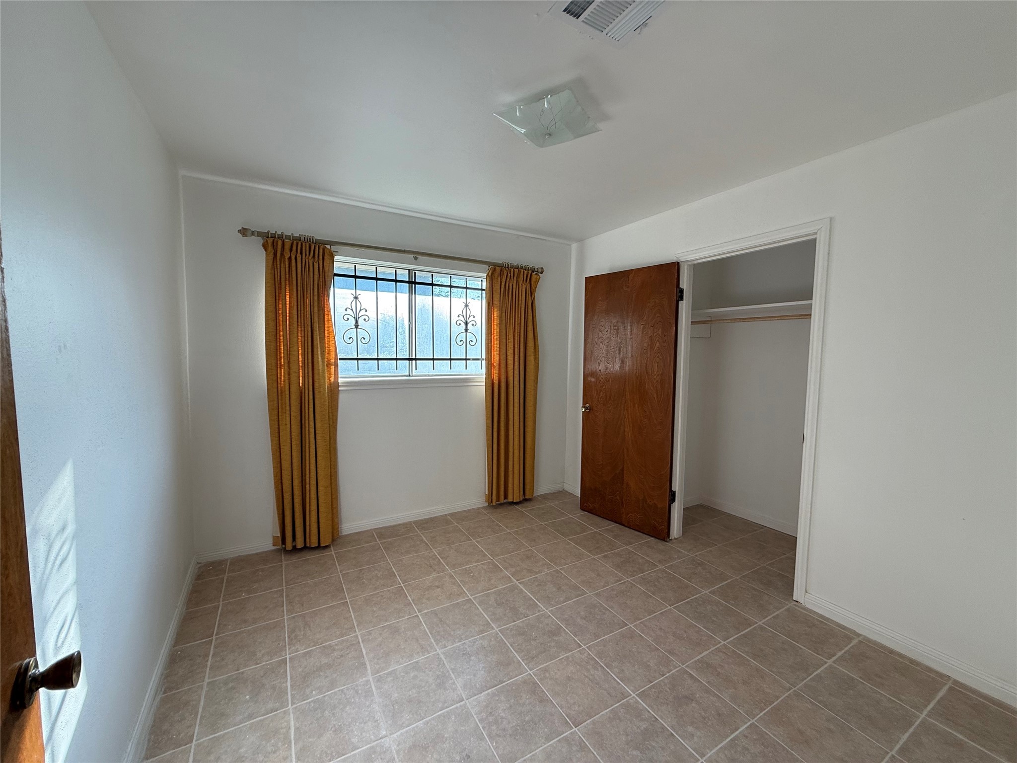 7325 Ley Road Houston, TX 77028 - Photo 23 of 50 an empty room with closet and windows