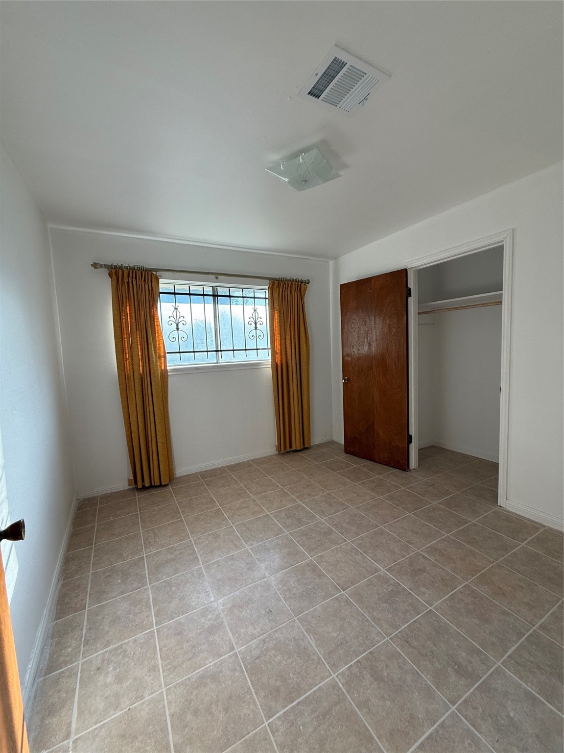 7325 Ley Road Houston, TX 77028 - Photo 24 of 50 an empty room with windows