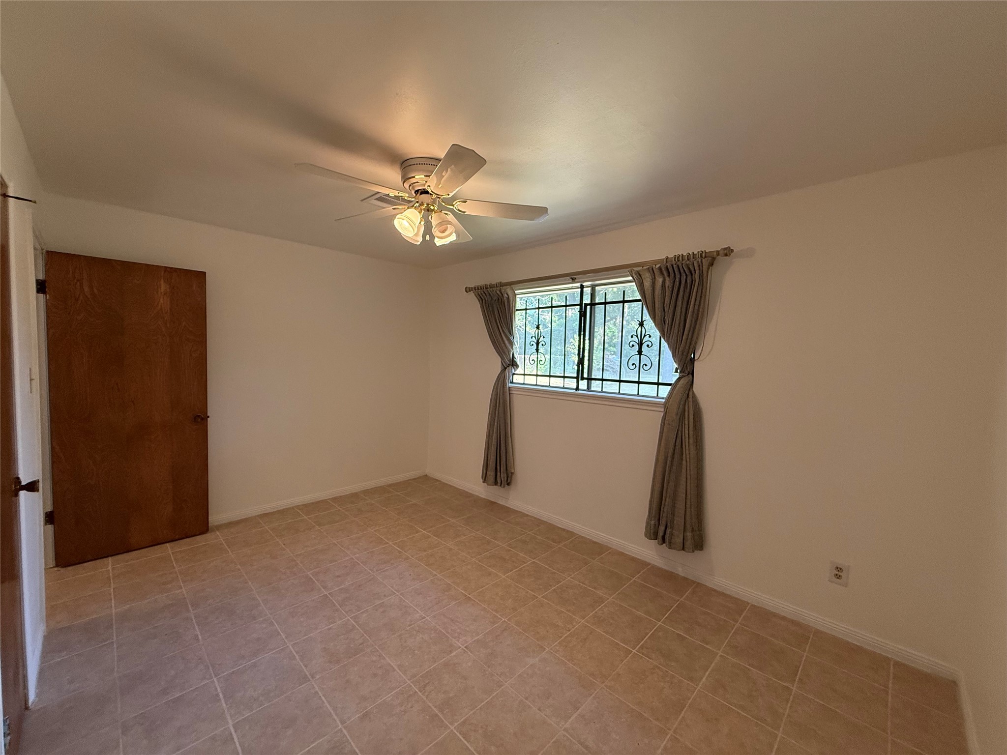 7325 Ley Road Houston, TX 77028 - Photo 26 of 50 an empty room with windows and ceiling fan