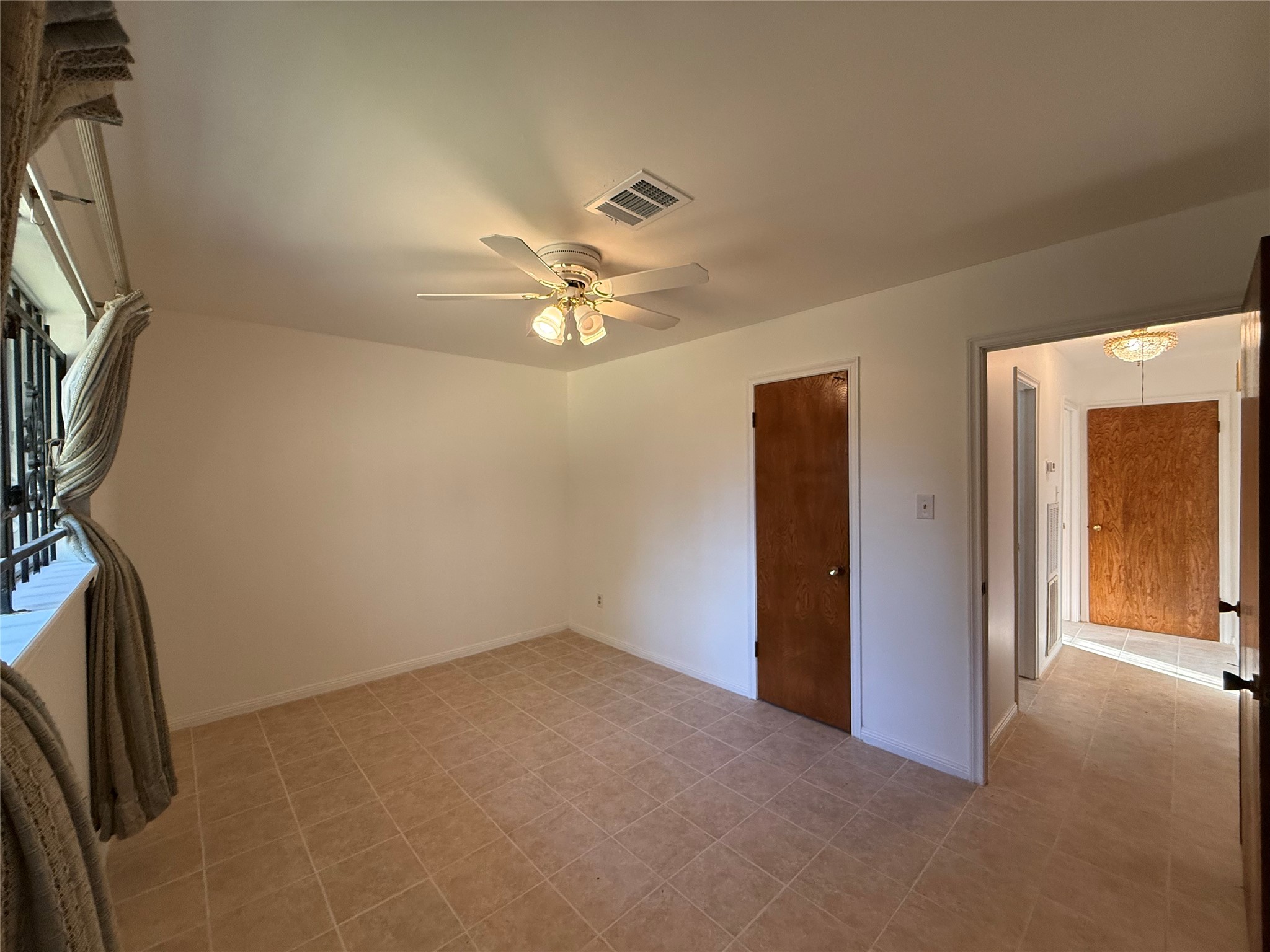 7325 Ley Road Houston, TX 77028 - Photo 28 of 50 a view of a livingroom with a chandelier