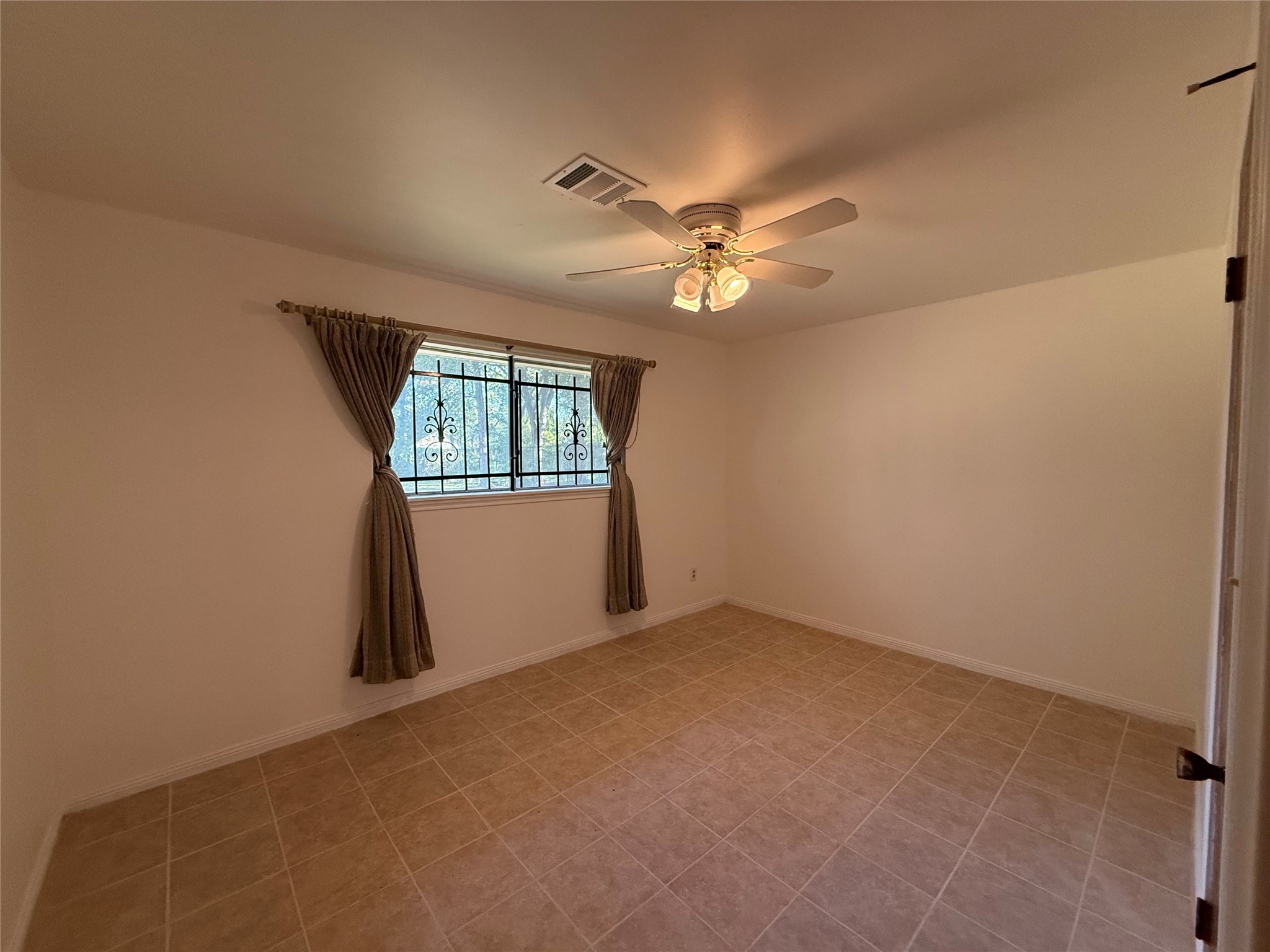 7325 Ley Road Houston, TX 77028 - Photo 29 of 50 an empty room with windows and fan