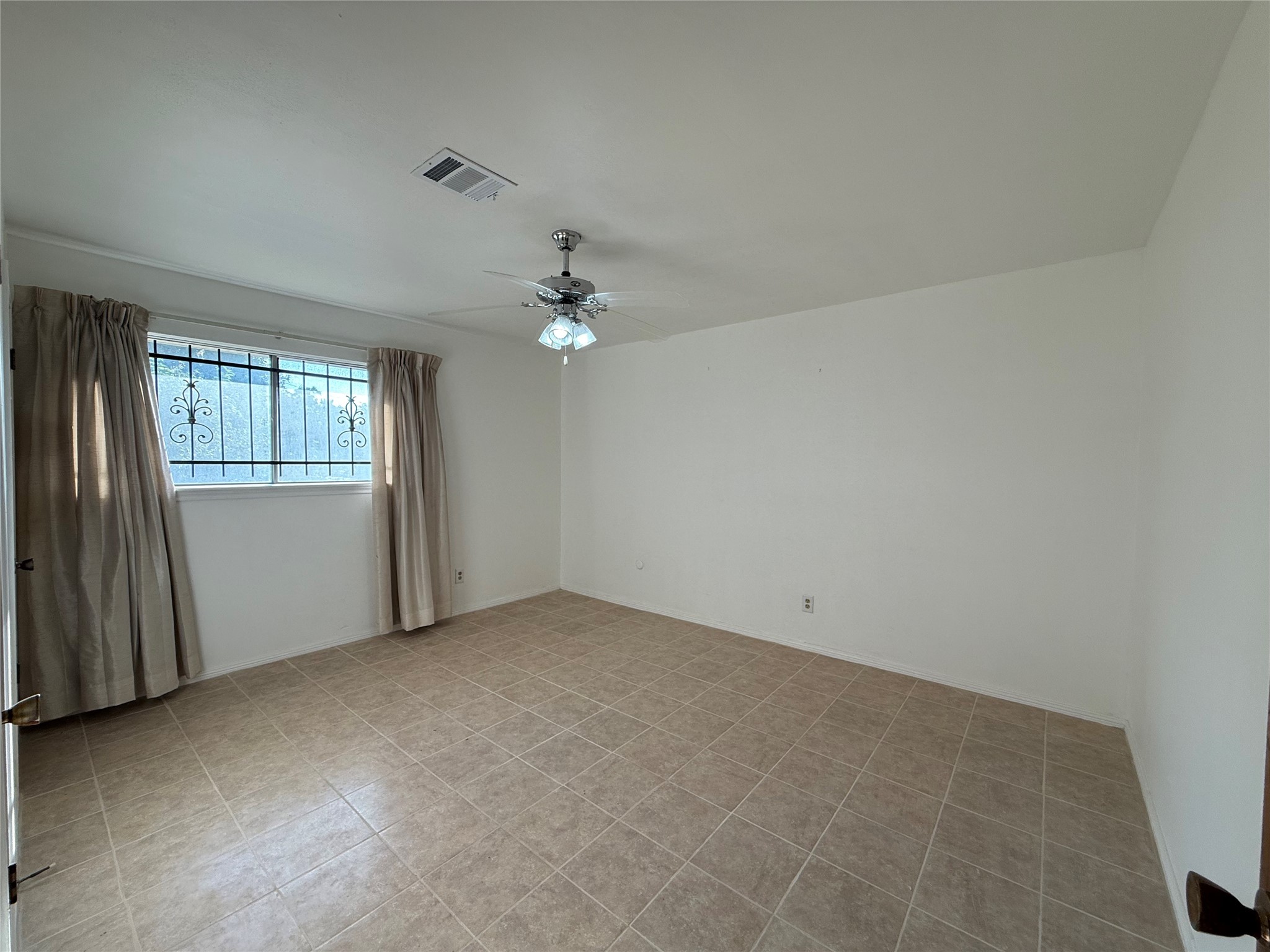 7325 Ley Road Houston, TX 77028 - Photo 32 of 50 an empty room with windows