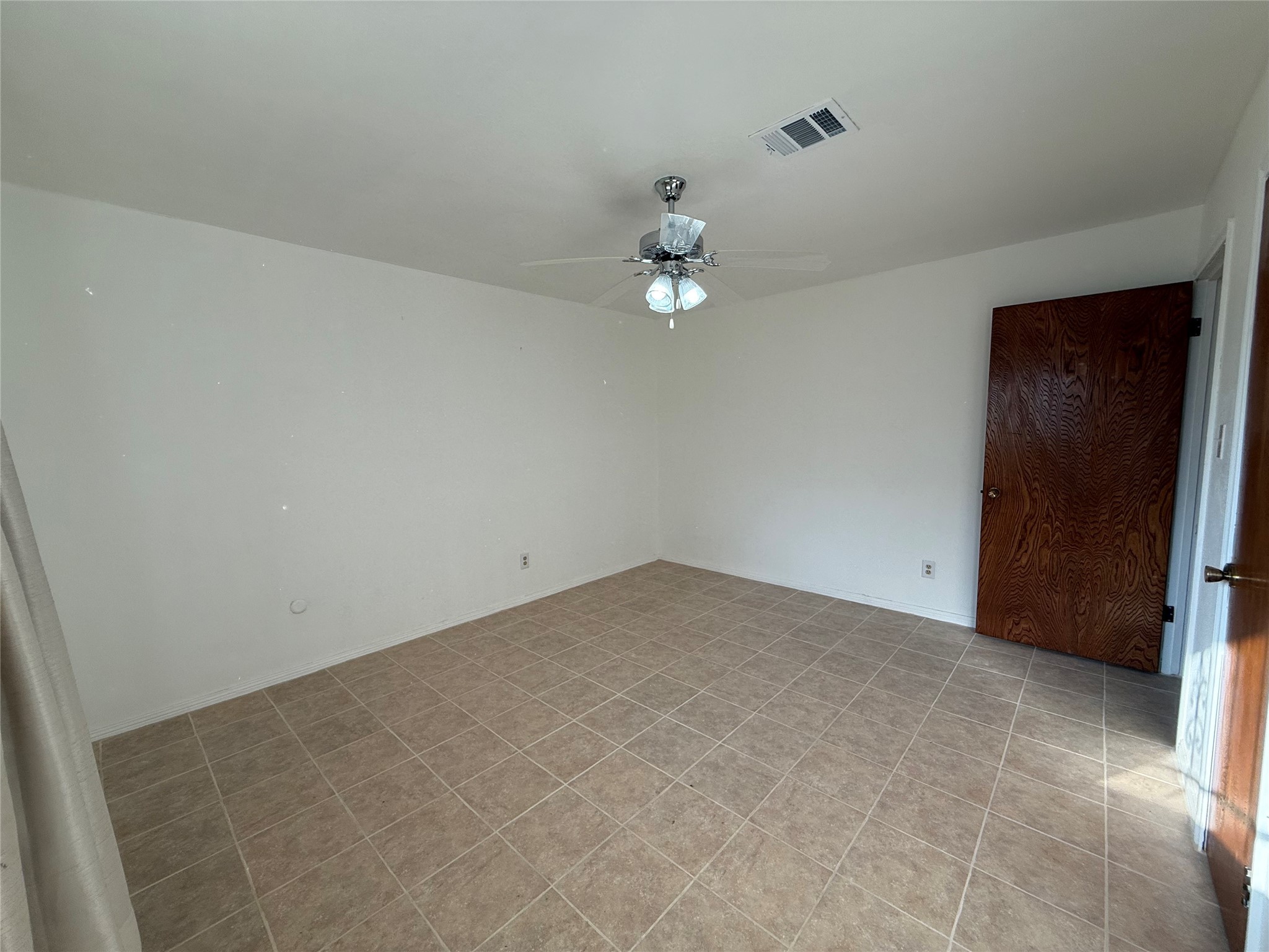 7325 Ley Road Houston, TX 77028 - Photo 38 of 50 an empty room with a chandelier fan