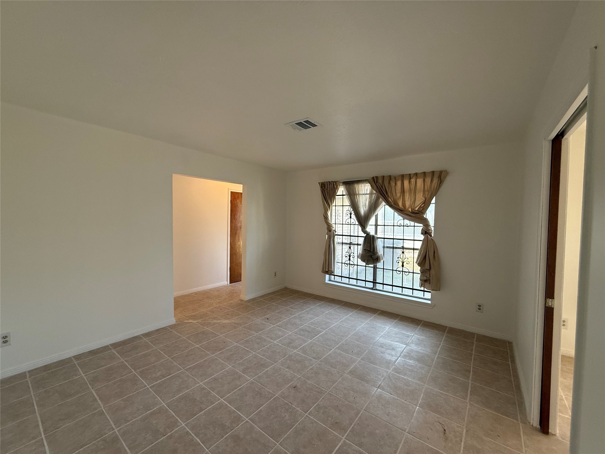 7325 Ley Road Houston, TX 77028 - Photo 6 of 50 an empty room with windows