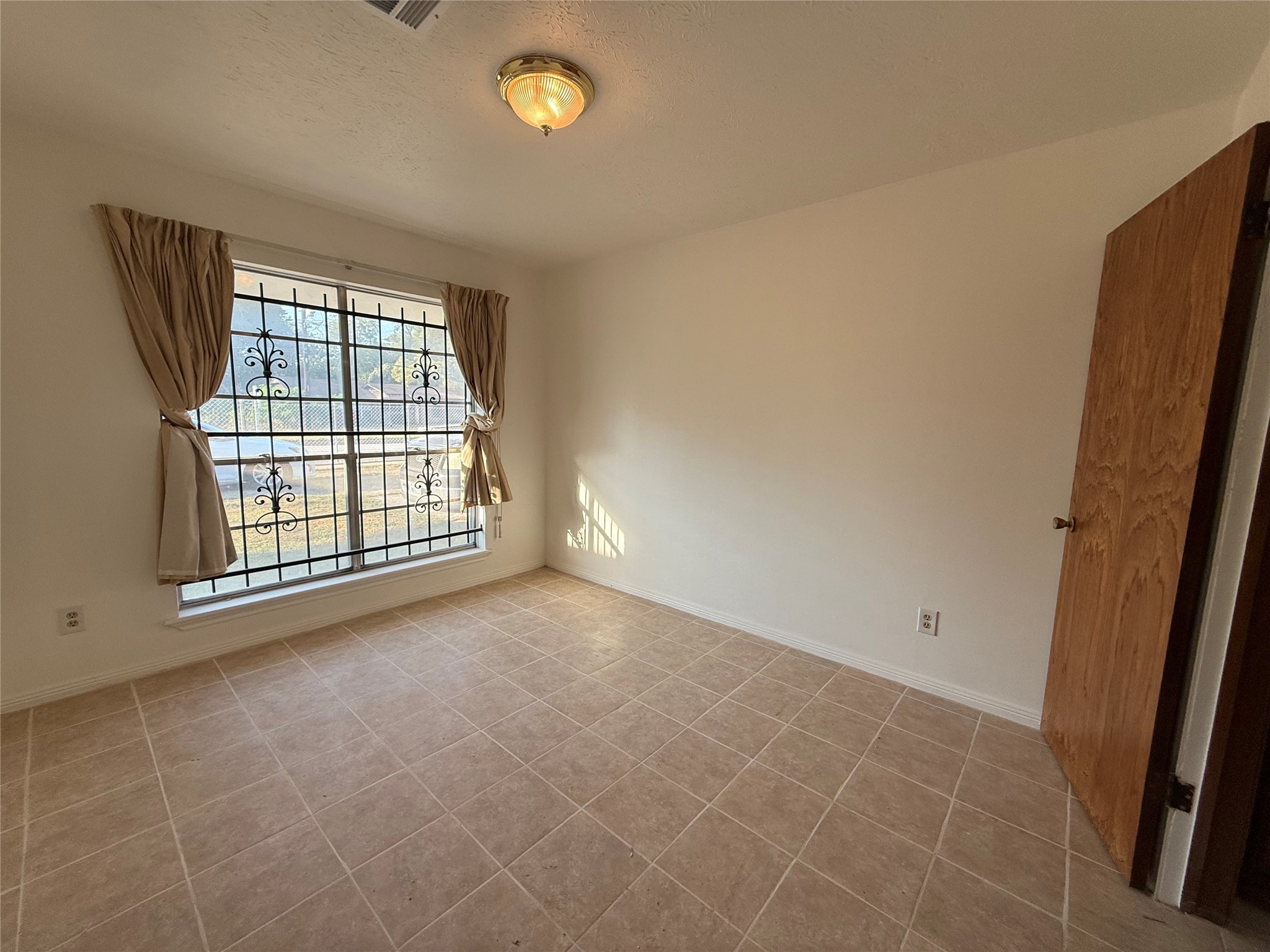 7325 Ley Road Houston, TX 77028 - Photo 8 of 50 an empty room with windows