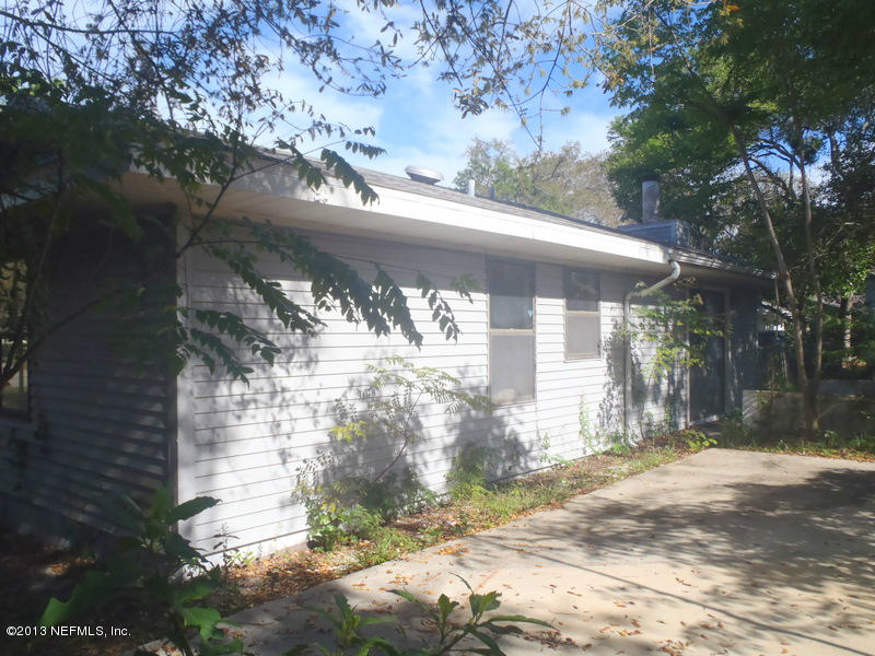 524 Segovia Road St. Augustine, FL 32086 - Photo 3 of 12 a view of a house with a yard