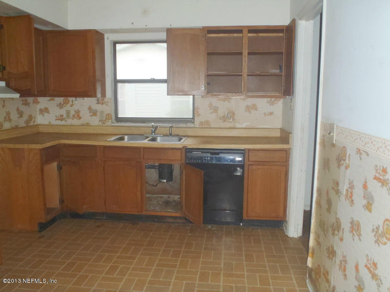 524 Segovia Road St. Augustine, FL 32086 - Photo 6 of 12 a kitchen with a sink stove and cabinets