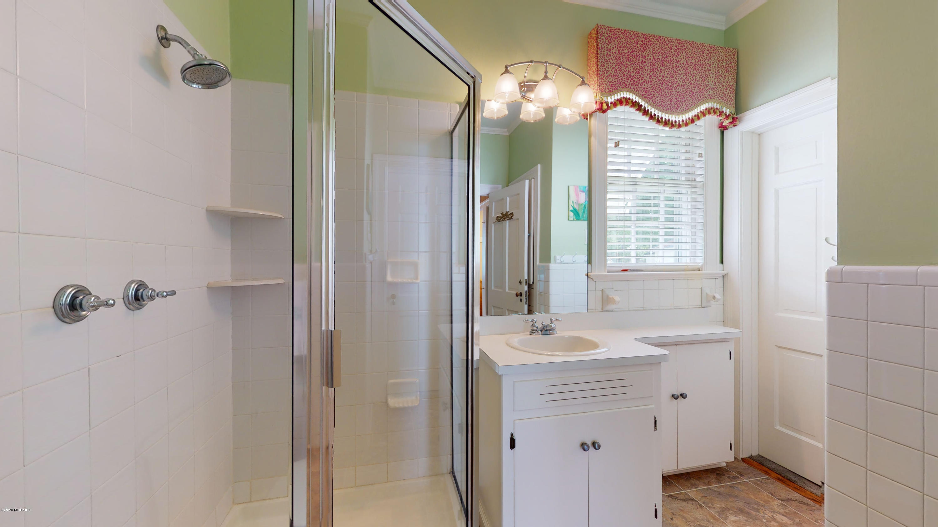 904 W Road Kinston, NC 28501 - Photo 37 of 56 Jack and Jill Bathroom