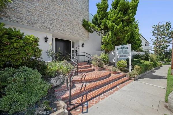 a view of a pathway of a building