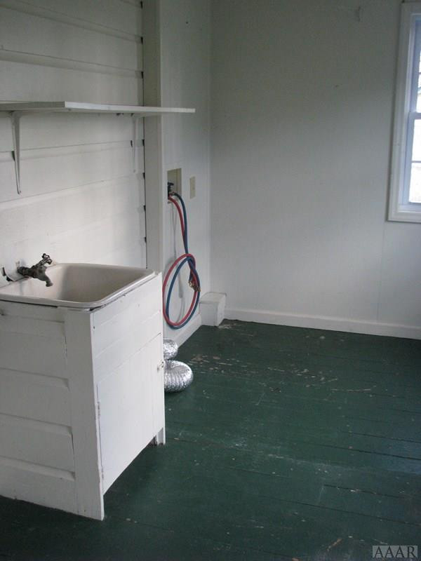 5318 Sound Side Road Columbia, NC 27925 - Photo 12 of 13 Enclosed porch/utility room