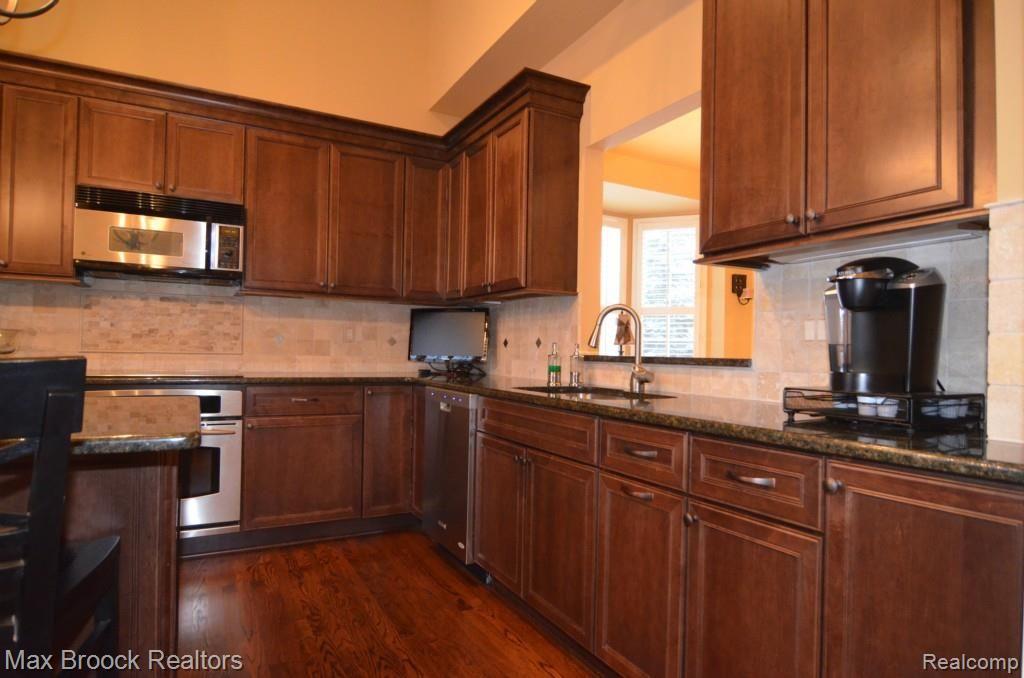 3717 Tremonte Circle Rochester, MI 48306 - Photo 10 of 38 Kitchen4.jpg