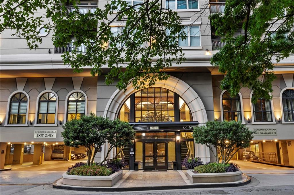 3334 Peachtree Road Northeast, Unit 1207 Atlanta, GA 30326 - Photo 30 of 31 a front view of house with a garden