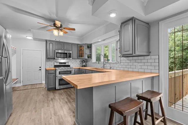 $375,000 | 216 Hickory Road, Oakwood Hills, IL 60013