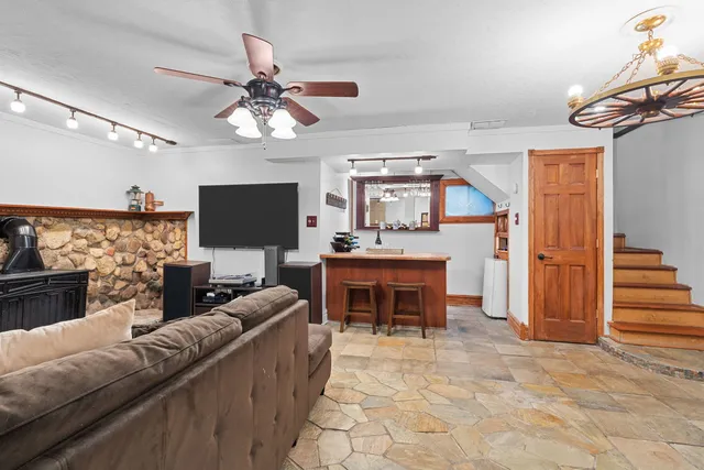 $375,000 | 216 Hickory Road, Oakwood Hills, IL 60013