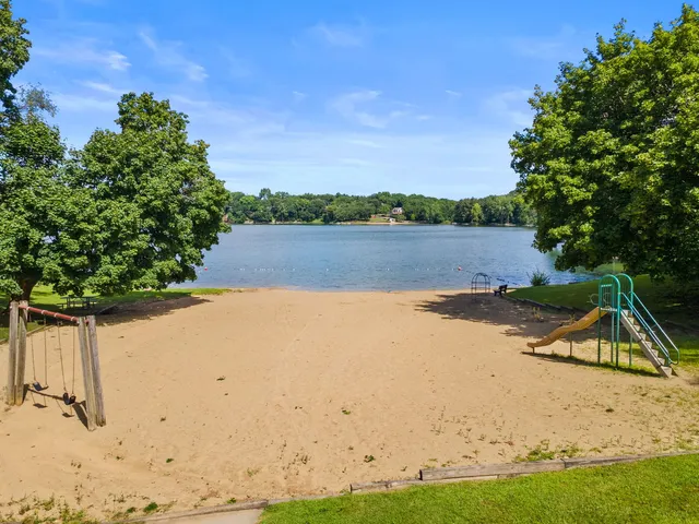 $375,000 | 216 Hickory Road, Oakwood Hills, IL 60013