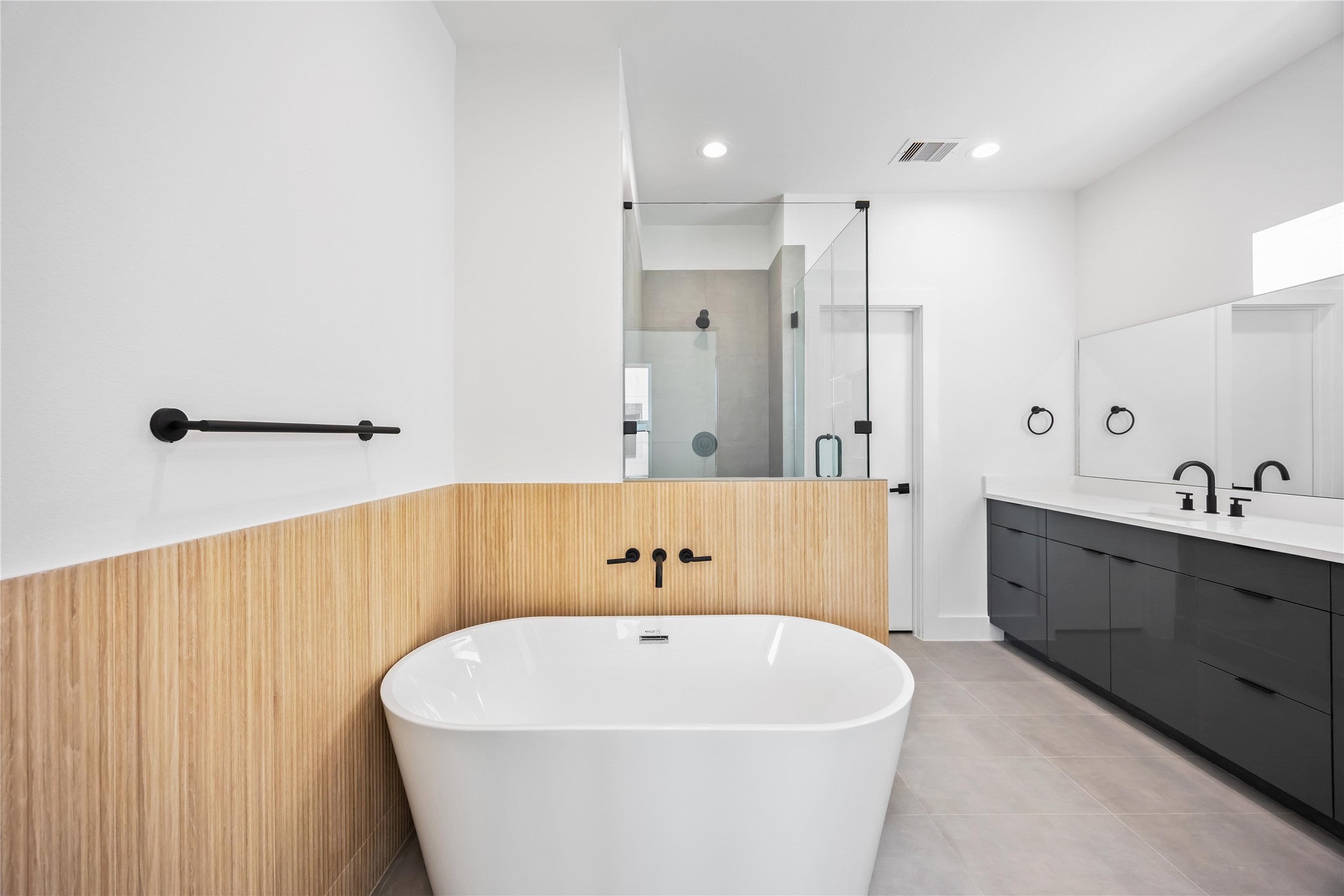 6735 Peerless Street, Unit C Houston, TX 77021 - Photo 15 of 27 a white bath tub sitting in a bathroom